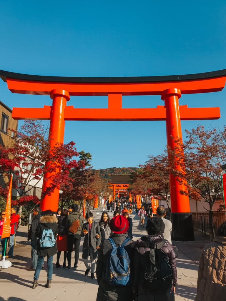 Main shrine building and entrance torii gate at Fushimi Inari Taisha, Kyoto