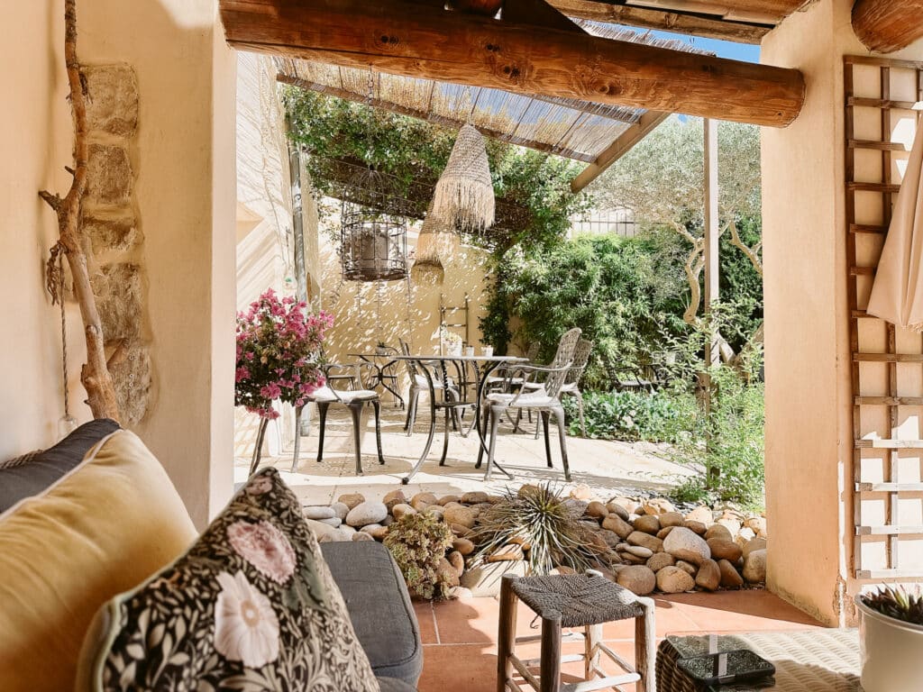 Shaded patio dining area with rustic beams at Le Temps Suspendu Provence.