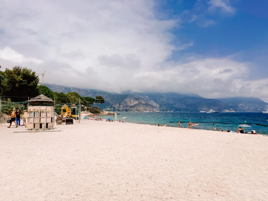 Plage Cros dei Pin beach in Saint-Jean-Cap-Ferrat with wide shoreline, calm water, and views toward the bay