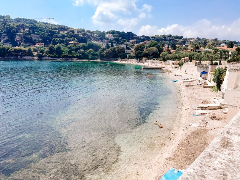 Plage de la Fosse in Saint-Jean-Cap-Ferrat with clear water, pebble beach, and a quiet coastal cove setting